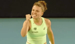 Jasmine Paolini domina Melbourne ma il vero scontro è fuori dal campo