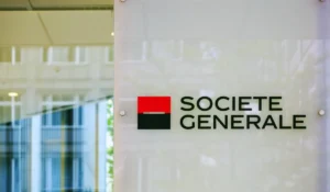 Siège de Société Générale à La Défense, symbole du recentrage stratégique de la banque rouge en 2026.