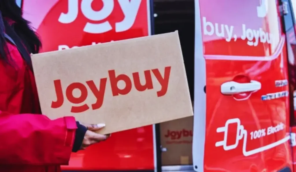 Plateforme Joybuy France affichée sur un smartphone face à Amazon en concurrence