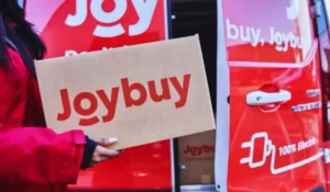 Plateforme Joybuy France affichée sur un smartphone face à Amazon en concurrence