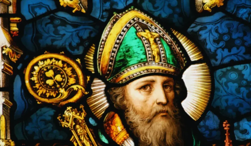 Foule festive habillée de vert dans un pub à Paris pour la Saint-Patrick 2026