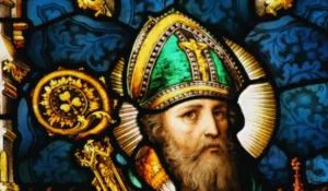 Foule festive habillée de vert dans un pub à Paris pour la Saint-Patrick 2026