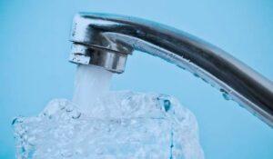 Bere acqua del rubinetto in un ristorante di lusso non è un diritto del cliente