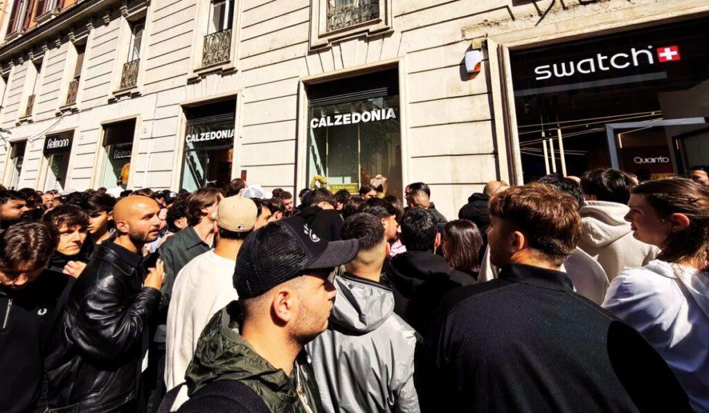 Follia davanti al negozio Swatch