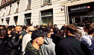 Follia davanti al negozio Swatch