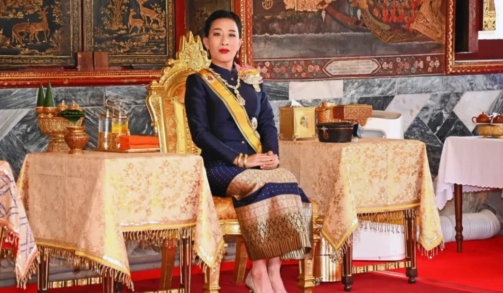 Foto della principessa Bajrakitiyabha prima del coma, in uniforme diplomatica.