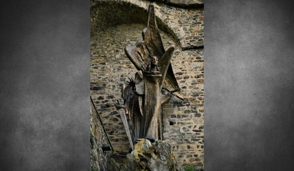 statua di San Michele perde le ali
