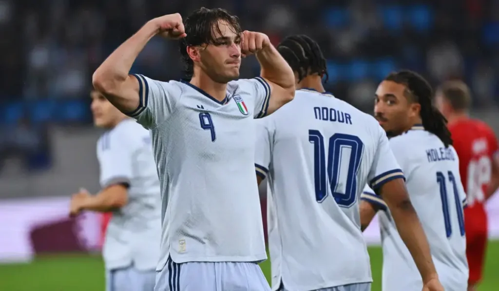 Silvio Baldini impartisce istruzioni ai giocatori azzurri nella sfida Lussemburgo