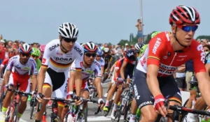 Elisa Longo Borghini festeggia vittoria di tappa a Saluzzo ciclismo