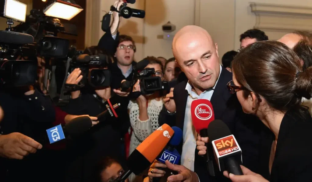 Ritratto Gianluigi Nuzzi durante approfondimento Quarto Grado