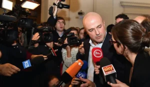 Ritratto Gianluigi Nuzzi durante approfondimento Quarto Grado