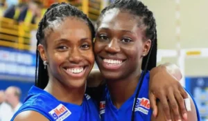 Linda Nwakalor celebra punto con le Azzurre in Volleyball Nations League