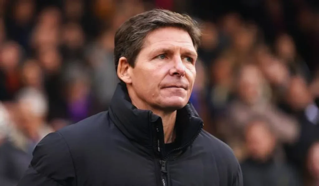 Glasner sul palco con trofeo Conference League Crystal Palace