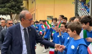 Grande squalo bianco adulto filmato durante missione di pulizia reti fantasma