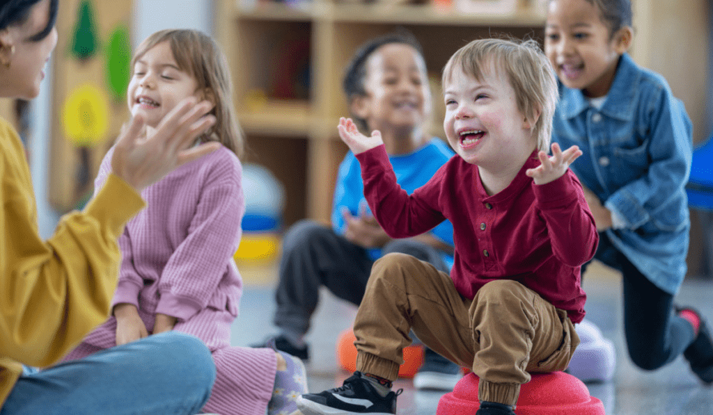 Bambino con sindrome di Down sorridente in contesto inclusivo
