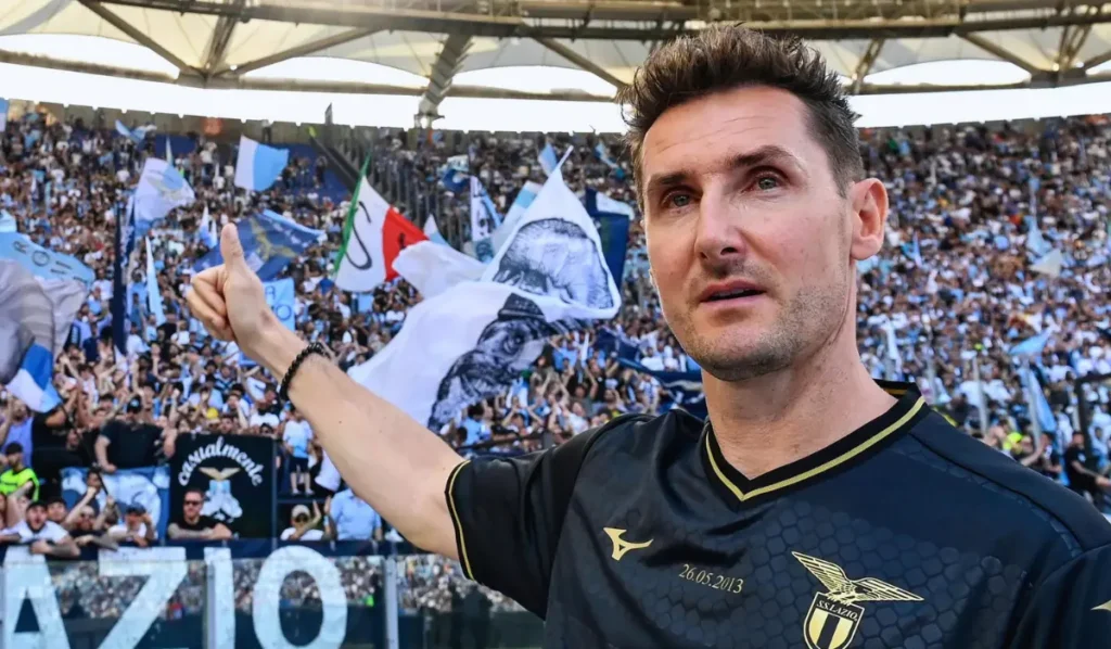 Claudio Lotito durante la scrittura della lettera aperta ai tifosi della Lazio