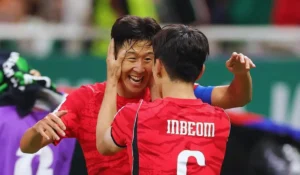 Hwang In-beom esulta dopo il gol del pareggio nella partita Corea del Sud - Repubblica Ceca