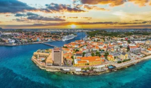 Vista dall'esterno dello scuolabus blu e giallo della nazionale Curaçao