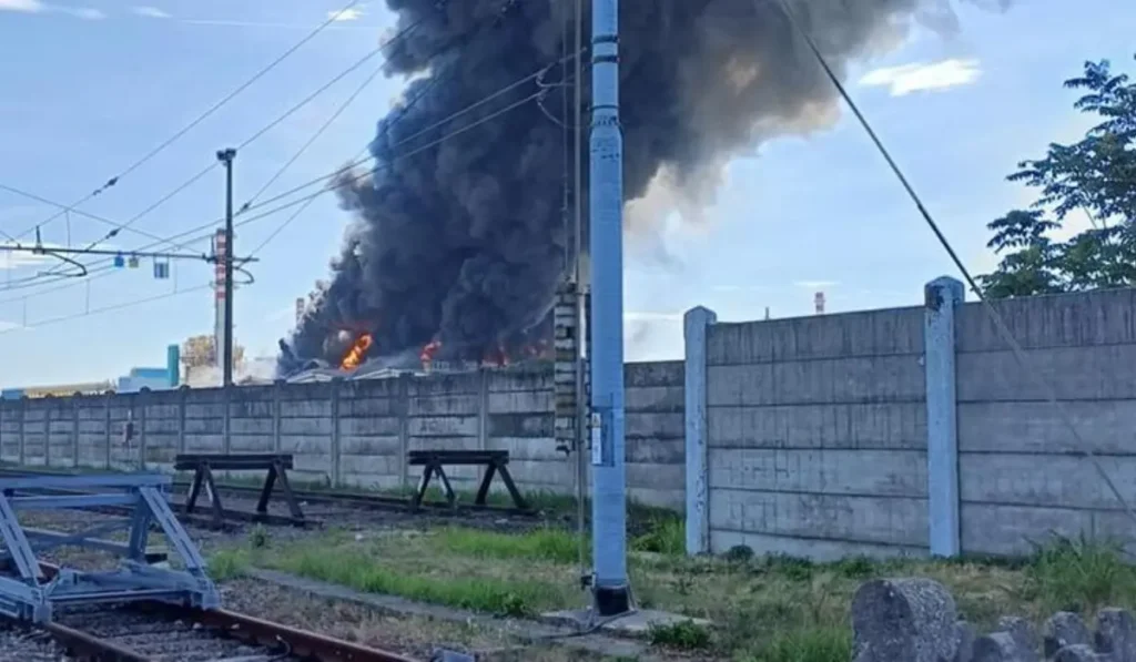 Incendio Versalis Mantova: enorme nube di fumo nero visibile da chilometri