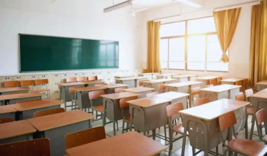 Personale ATA davanti a un computer con documenti di mobilità scolastica