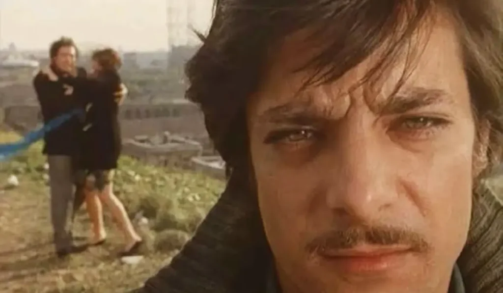 Ritratto di Giancarlo Giannini con espressione riflessiva sul palco di Taormina