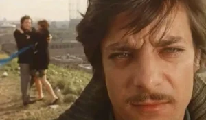 Ritratto di Giancarlo Giannini con espressione riflessiva sul palco di Taormina