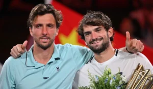 Carlos Alcaraz e Valentin Vacherot al net dopo la sfida di Montecarlo