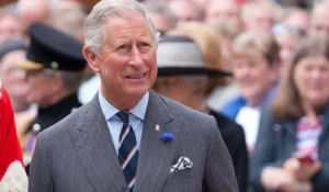Re Carlo III prende il saluto alla parata militare del Trooping the Colour a Londra