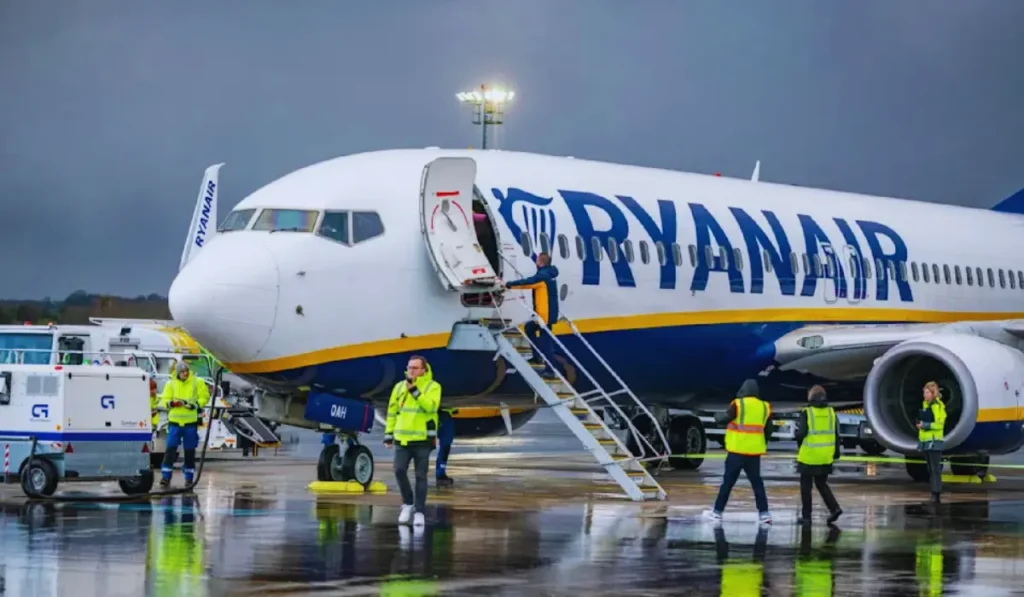 Ryanair Boeing 737 sul piazzale di Faro dopo l'atterraggio per passeggeri molesti