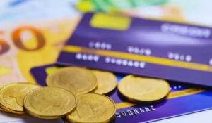 Esercente che controlla i costi di pagamento POS sul terminale