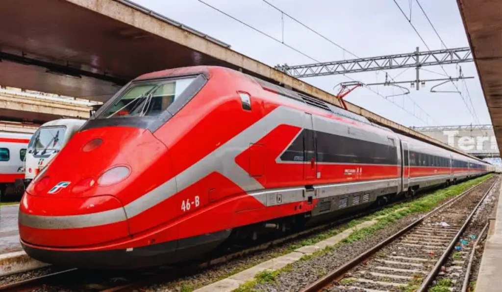 Frecciarossa ad alta velocità lungo la riviera ligure con vista sul mare