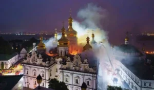 Soccorritori intervengono dopo il raid su Kiev alla Lavra Pechersk