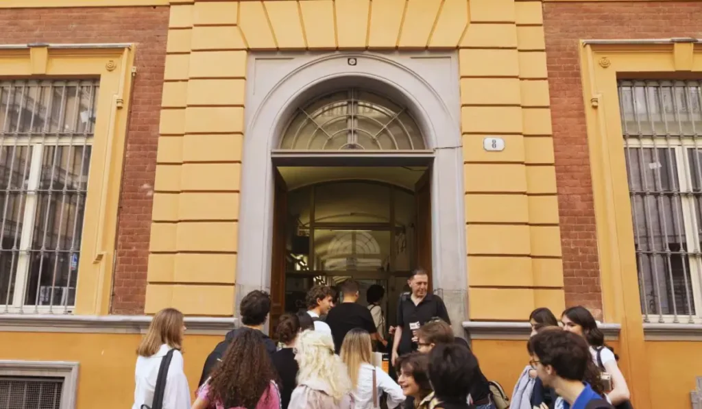 Studenti in attesa dell’estrazione lettera esame maturità