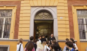 Studenti in attesa dell’estrazione lettera esame maturità