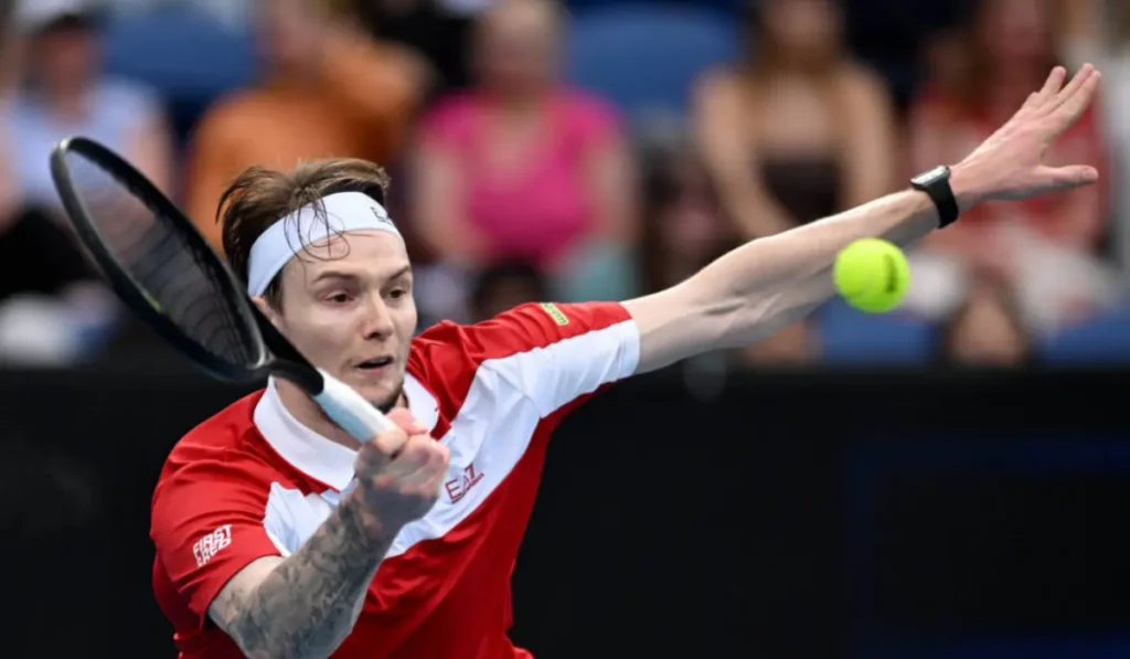 Matteo Bellucci esulta dopo la vittoria contro Alexander Bublik al Terra Wortmann Open di Halle