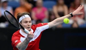Matteo Bellucci esulta dopo la vittoria contro Alexander Bublik al Terra Wortmann Open di Halle