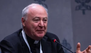 Monsignor Renzo Pegoraro durante la cerimonia