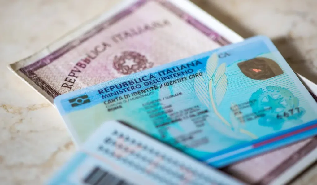 Documento carta d'identità cartacea italiana da sostituire con la CIE