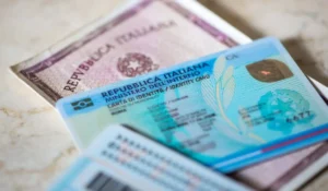 Documento carta d'identità cartacea italiana da sostituire con la CIE