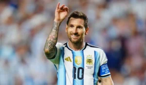 Lionel Messi festeggia la tripletta nella vittoria dell'Argentina contro l'Algeria.