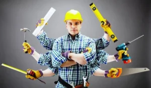 Documenti e contratti di lavoro subordinato su una scrivania