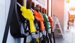 Automobilista fa il pieno di diesel con indicazione del prezzo