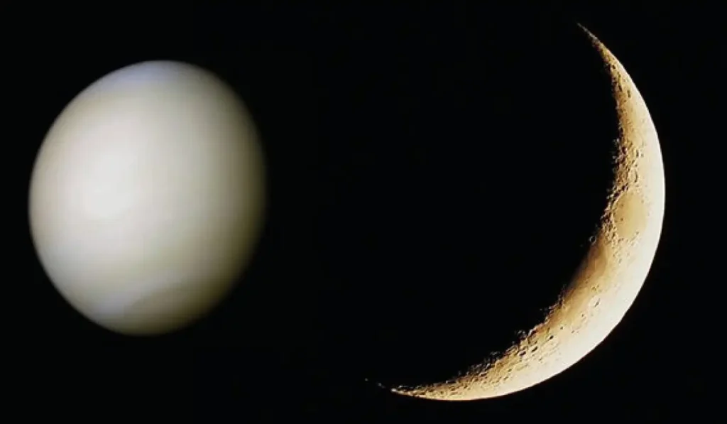 Falce di Luna crescente vicino a Venere con Giove in congiunzione