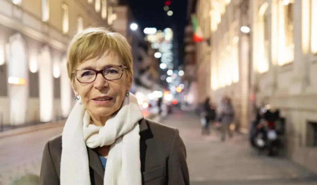 Milena Gabanelli in studio per l’inchiesta Dataroom sull’evasione fiscale