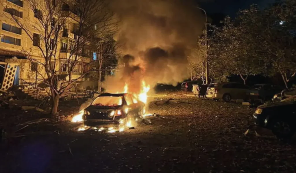 Russia lancia missili balistici e droni contro Kiev durante il nuovo attacco