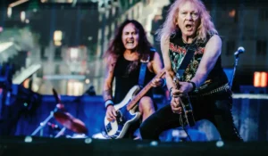 Bruce Dickinson sul palco degli Iron Maiden San Siro per lo show storico del 2026