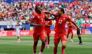 Johan Manzambi esulta dopo la doppietta nella partita Svizzera Bosnia