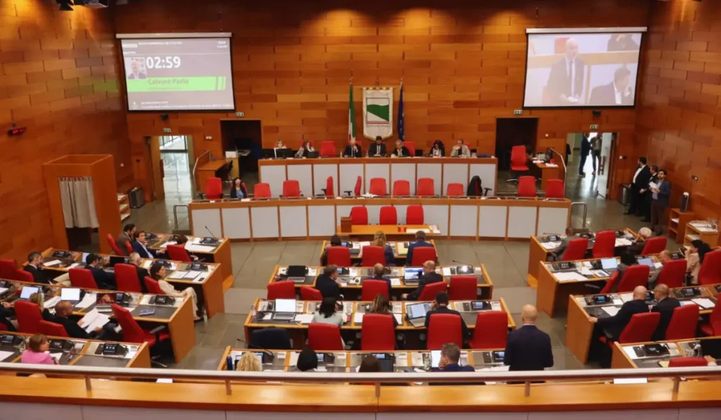 Tavolo di un’assemblea aziendale con documenti e schermi di presentazione