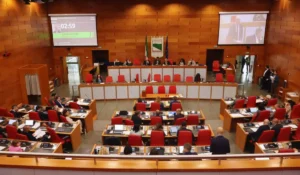Tavolo di un’assemblea aziendale con documenti e schermi di presentazione