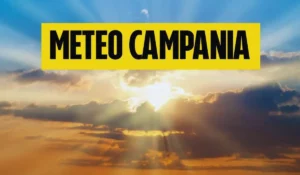Spiaggia della Costiera Amalfitana sotto il sole caldo di giugno con mare calmo in Campania
